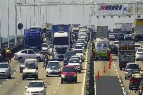 Acidente entre caminhão e carro causa grande congestionamento na Ponte Rio-Niterói