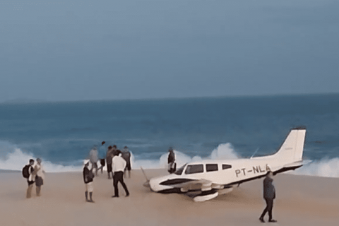 Avião Monomotor Faz Pouso Forçado em Praia de Itaipuaçu, Maricá