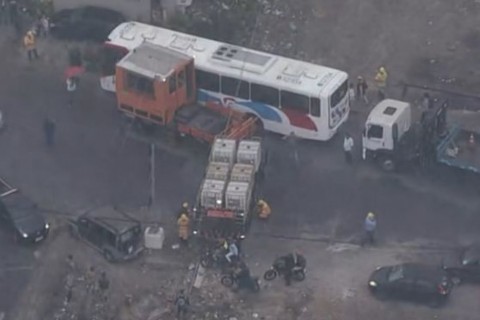 Ônibus colide com trem em Marechal Hermes, Zona Norte do Rio